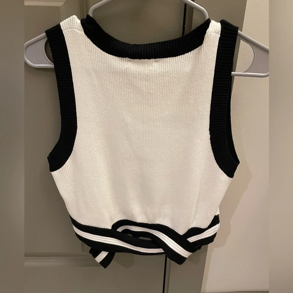 Kendall Lane Asymmetric Twist Top - Picture 2 of 4